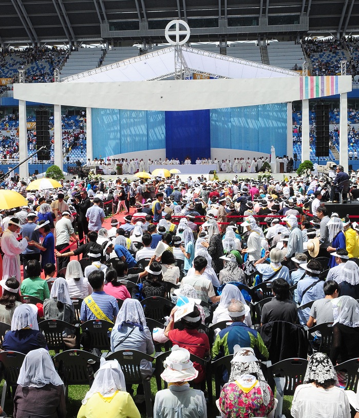 All the seats in the Daejeon World Cup Stadium were filled on August 15 as people had flocked there as early as 4:00 a.m. to see Pope Francis. 