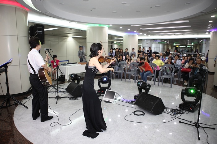 Buskers perform at Dongdaemun History & Culture Park Station. (photo courtesy of Seoul Metro)