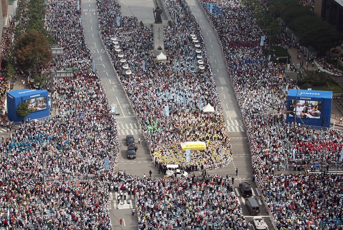 Before the Mass began, Pope Francis was greeted by the cheers of hundreds of thousands of people who lined the streets from Seoul City Hall to the Gwanghwamun intersection, the route down which the pontiff's autocade travelled.