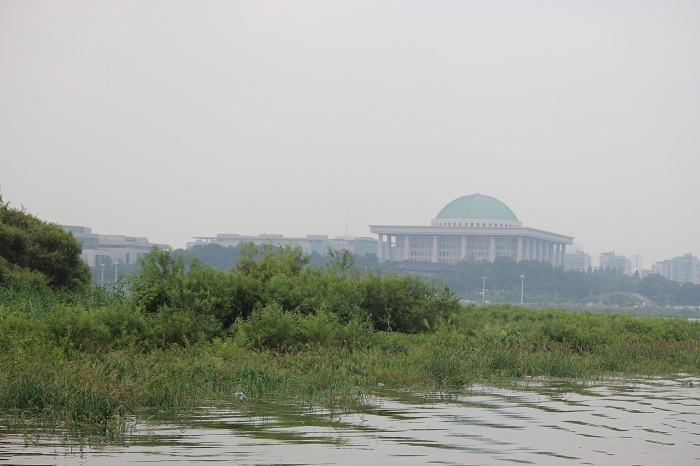 The National Assembly building, as seen from Bamseom Island. (photo: Wi Tack-whan) 