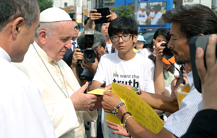지난 16일 프란치스코 교황이 세월호 유가족에게 위로의 말을 건네고 있다.