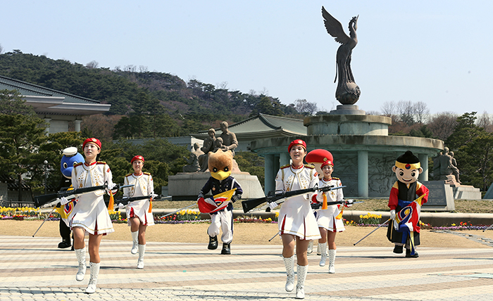 A variety of cultural events take place in the square in front of Cheong Wa Dae. Pictured is a guard inspection ceremony. (photos: Jeon Han)