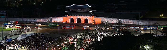 Gwanghwamun Square seen in the daytime (above) and nighttime (below). It is where both the traditional and modern aspects of Korea exist. (photos: Jeon Han) 