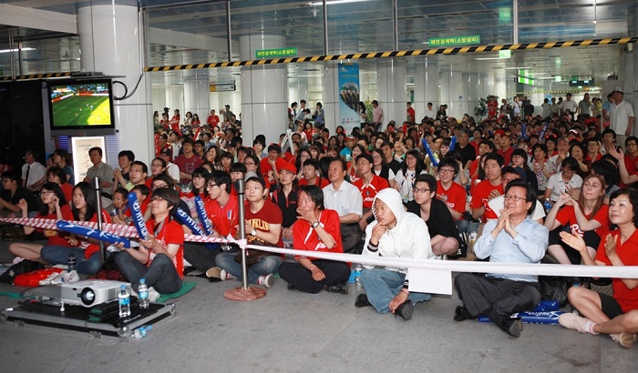 Seoul citizens gather at Sports Complex Station on line No. 2 to cheer for the Korean team at one of the games during the 2002 World Cup. (photo courtesy of Seoul Metro) 