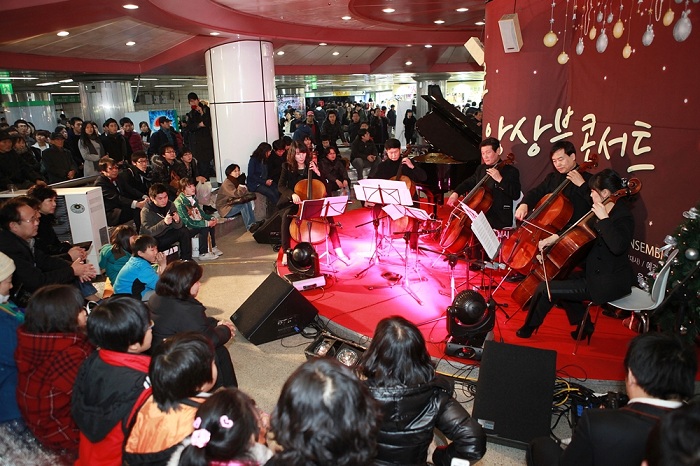 A music concert takes place at Christmas. (photos courtesy of Seoul Metro)
