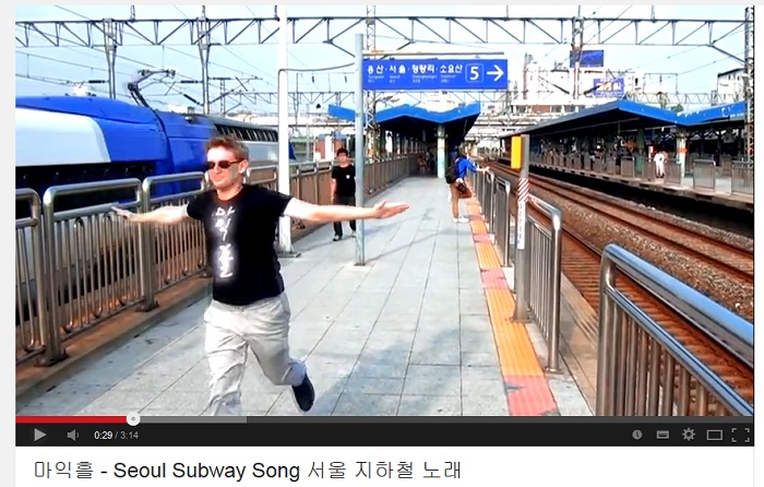 The music video of Seoul Subway Song created by Michael Aronson, a U.S. citizen living in Korea, attracted attention from Korean and non-Korean netizens.