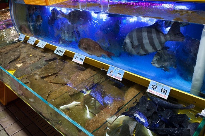 The Incheon Complex Fish Market offers fresh seafood for sale. (photos courtesy of the Korea Tourism Organization)