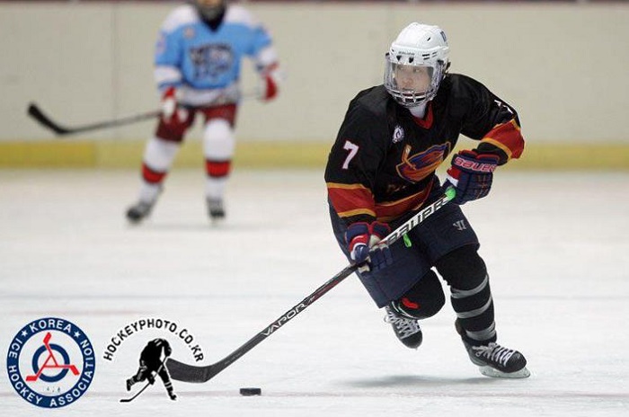 Hockey player Han Su-jin trains at the Korea National Training Center in Taeneung.