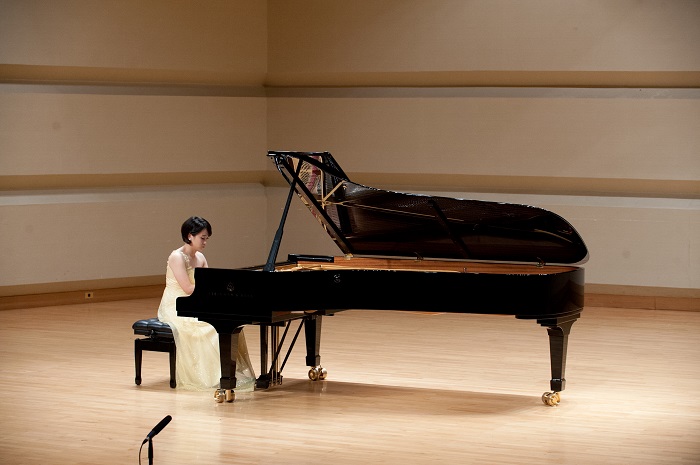 Hockey player Han su-jin plays piano during Yonsei University's graduation concert.