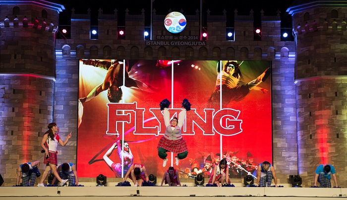 The 'Istanbul in Gyeongju' festival offers a range of performances and events. Pictured are Turkish traditional performers and Korea's non-verbal performance troupe, Flying.