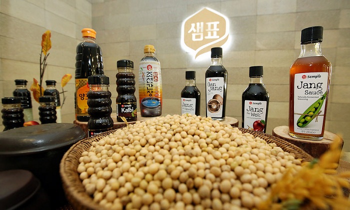 The Sempio Foods Company takes a leading role in the globalization of fermented sauces, as its line of soy sauce is made solely with naturally grown soy beans.