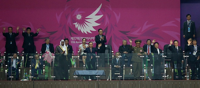 A group of VIPs, including Prime Minister Chung Hongwon (center), OCA President Sheikh Ahmad Al-Fahad Al-Sabah (front, third from left) and Hwang Pyong-so, the North Korean representative (fourth from right), waves to the crowd. 