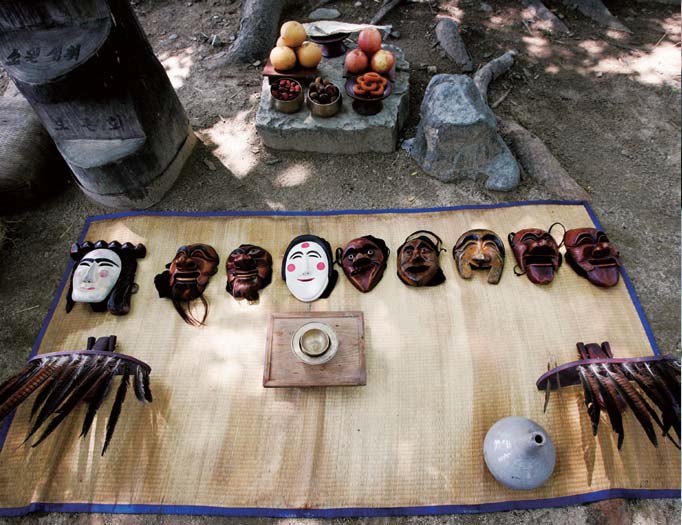 The mask rite at the Samsindang shrine.