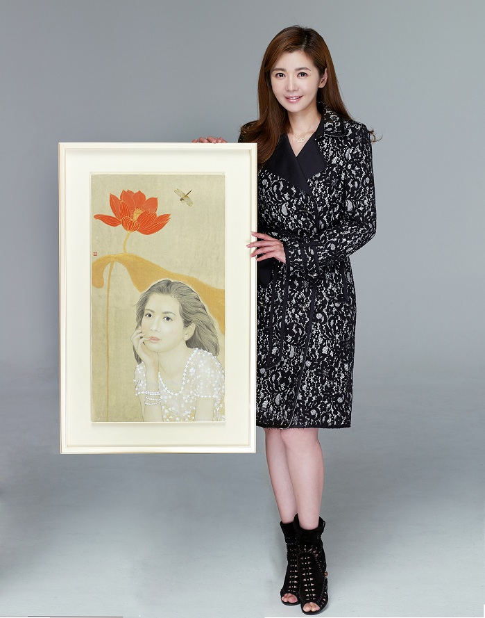 A portrait of actress Jang Seo-hee by painter Kim Hyun-jung (left) will be on display at the exhibition in Beijing. Jang (right) poses for a photograph alongside her portrait. 