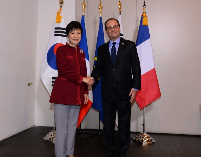 President Park Geun-hye (left) takes a photograph with her French counterpart François Hollande on October 16 after the official summit. (photo: Cheong Wa Dae)