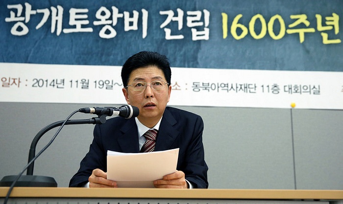 (From the top) President Kim Hak-joon of the Northeast Asian History Foundation, President Gong Suk-hu of the Association of Goguryeo Balhae, and Professor Park Chan-gyu of Yanbian University give presentations at the conference held in honor of the 1,600-year-old King Gwanggaeto memorial stone. 