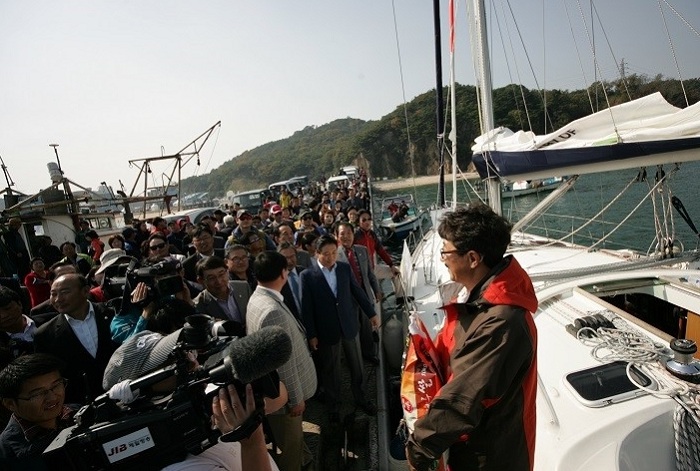Sea adventurer Kim Seung-jin prepares to start his dream journey on October 18 at the Waemokhang Port marina in Chungcheongnam-do (South Chungcheong Province).