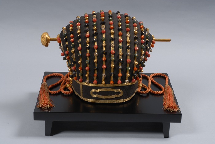 The crown of the Ryukyu King, from the Naha City Museum of History. The crown has an ornamental hairpin in the center. 
