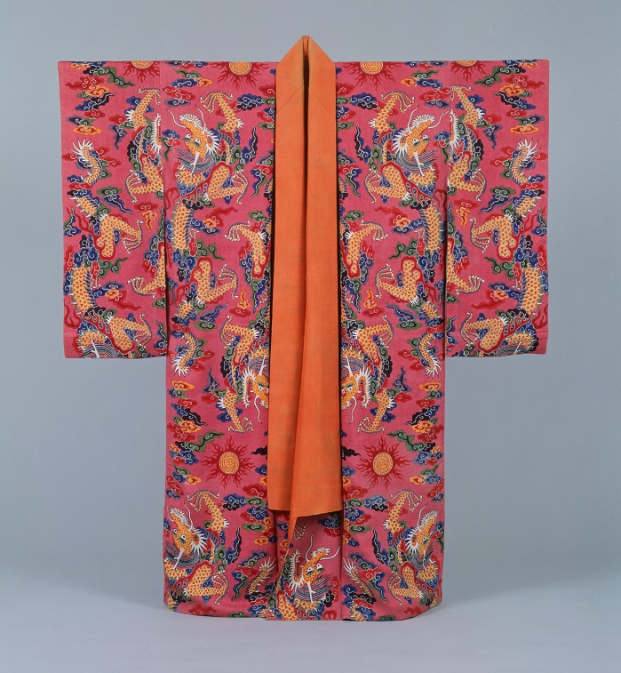 Royal garments made of <i>bingata</i> fabric were worn by the son of the king, from the Naha City Museum of History. The patterns of a phoenix and <i>hwayeomboju</i>, or flames, are dyed in a traditional Ryukyu style. 