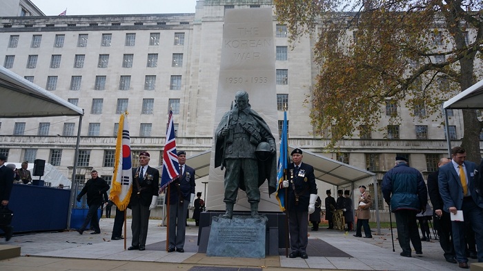 The ceremony was attended by Minister Yun Byung-se of the Ministry of Foreign Affairs, the Duke of Gloucester, Ambassador to the U.K. Lim Seong-nam, Michael Fallon, the U.K. Defence Secretary, as well as around 300 Korean War veterans.
