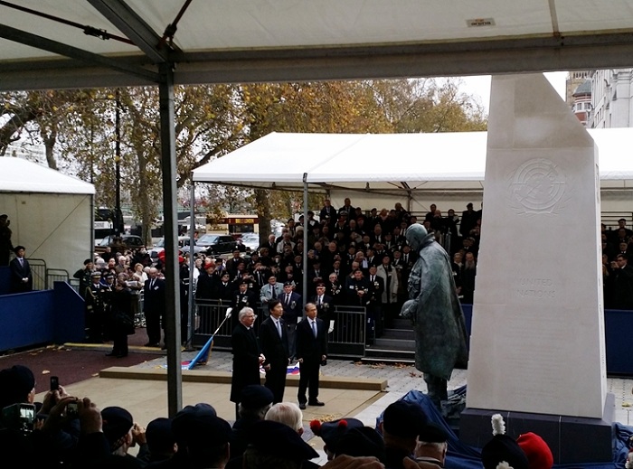 Representatives of Korea and the U.K. attend the unveiling ceremony for the memorial in London on December 3.
