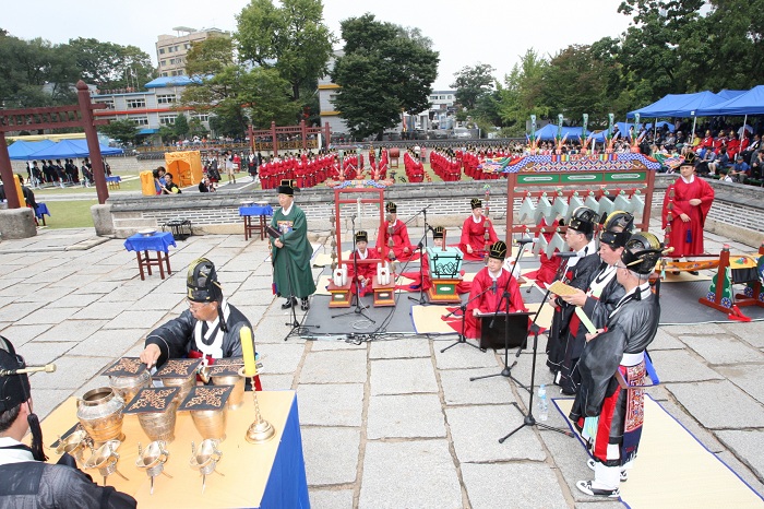 A reenactment of the Sajikdaeje rites takes place at the Sajik Altar every September. It's a ritual for the Gods of Earth and Harvest, hoping for a plentiful yield in the upcoming year. 