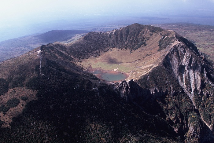 The Baekrokdam Crater is in the middle of Hallasan Mountain. Its beauty varies with each season.