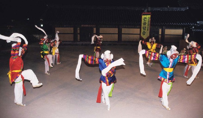 The eight monks dance together to the taryeong rhythm as part of the Eunyul mask dance. 
