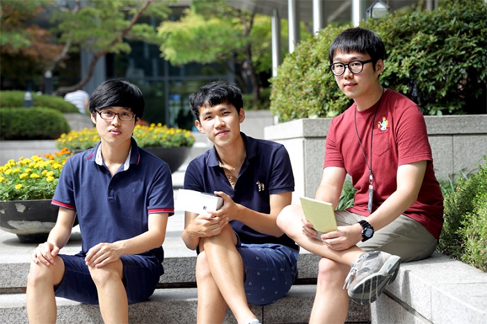 The City Firefly Project team won first prize with its environmentally-friendly solar powered street lamps at the Changing the World Idea Festival, run by SK Innovation last year. Pictured are (from left) Lee Sang-hyun, Kwon Oh-hyun and Gong Byung-hyuck.