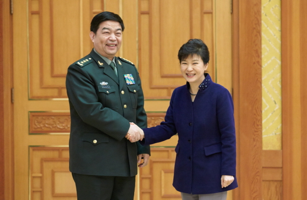 President Park Geun-hye met with Chinese Minister of Defense Chang Wanquan on February 4 to discuss Korea-China relations, the situation on the Korean Peninsula and the necessity of reunification. 