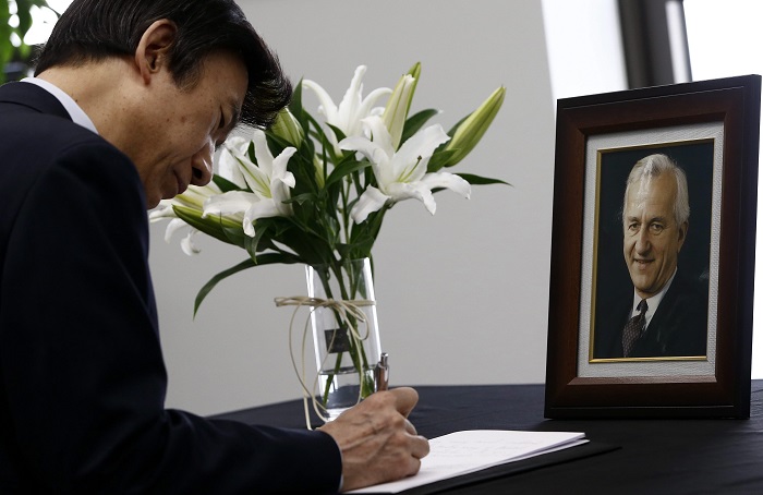 Richard von Weizsäcker, a former German president, made great contributions to the nation's unification, integration and democratization. Pictured is Korean Minister of Foreign Affairs Yun Byung-se visiting the German Embassy in Seoul to pay his respects to the deceased. 