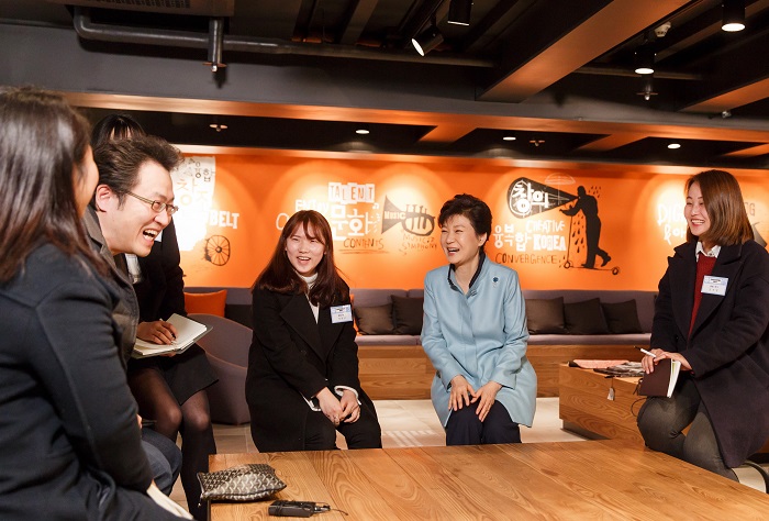 President Park Geun-hye talks to heads of cultural organizations, young CEOs running start ups and actors and actresses in musicals, after the opening ceremony of the Culture and Creativity Fusion Belt, on February 11 in Seoul.