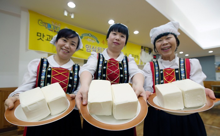 Visitors can learn about the history of cheese in Korea and participate in a cheese-making course at the Imsil Cheese Theme Park.