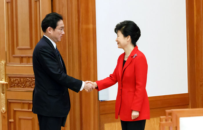 President Park Geun-hye (right) shakes hands with Japanese Minister of Foreign Affairs Fumio Kishida.