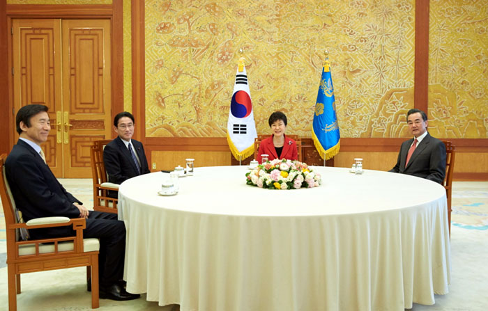President Park Geun-hye  (second from right) meets with Korean Minister of Foreign Affairs Yun Byung-se (left), Japanese Minister of Foreign Affairs Fumio Kishida (second from left) and Chinese Minister of Foreign Affairs Wang Yi at Cheong Wa Dae on March 21. 