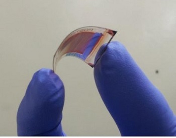 A new solar cell is as flexible as paper. It was created by a team at Postech led by Professor Cho Kilwon.