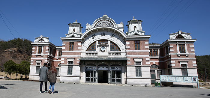 A replica of the old Seoul Station is in the Hapcheon Movie Park. It stands in contrast to the remodeled glass and steel building currently found in downtown Seoul.