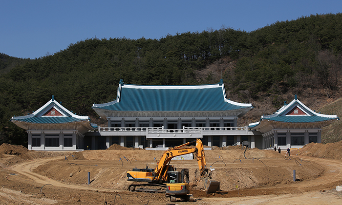 A scale model of Cheong Wa Dae is being constructed at about 67 percent of the original's size.
