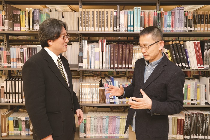 Kim Min-kyu, chief of public relations and education at the Northeast Asian History Foundation, sat down with Hideki (right) to discuss Korea-Japan relationship.