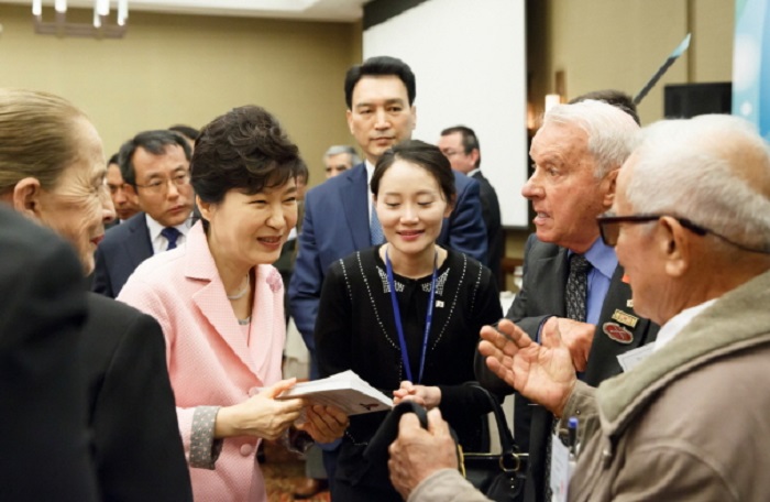 President Park Geun-hye meets with some 180 Korean War veterans and their descendants in Bogota on April 18.