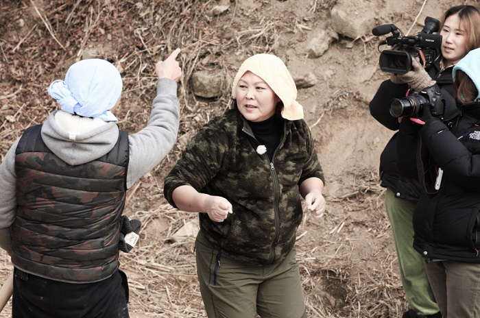 Channel A's hit reality show 'Let's Live Well!' ('<i>Jal-sar-ah Bo-se</i>,' '잘살아보세') features both South and North Koreans living together in an old shabby house in the mountains for a day or two. They resolve daily conflicts and misunderstandings as the TV show is filmed. They share the common goal to live well together.