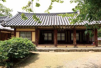 Dongnakdang, believed to have been built in 1516, is Treasure No. 413, though it is still a private home.