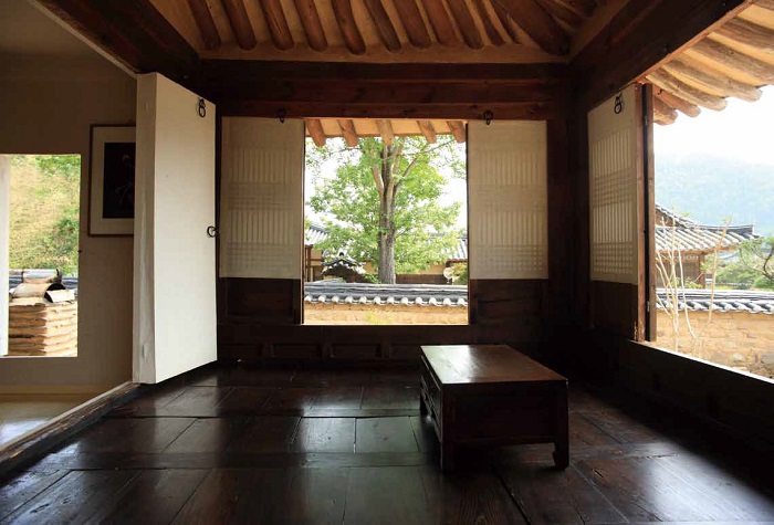 Part of Songso Gotaek has been renovated so that tourists can enjoy an overnight stay with some modern amenities.