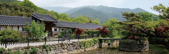 The façade of Unjoru faces a large pond.