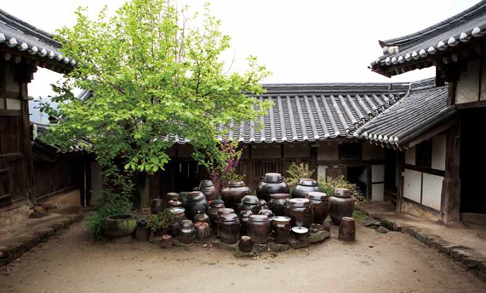 The 10th generation of Yu’s descendants continues to live in the women’s quarters of Unjoru. The jars store a range of delicacies and sauces.
