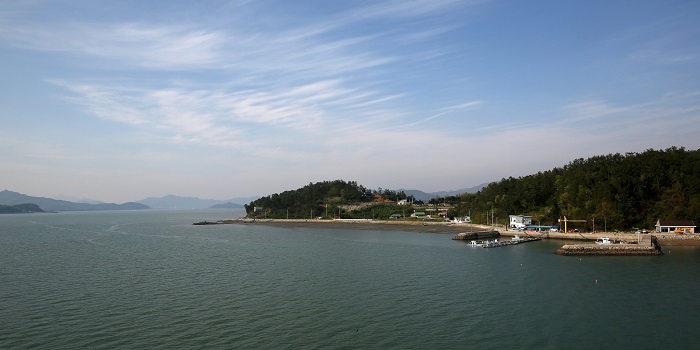 Both agriculture and fisheries are well developed thanks to Gangjinman Bay.