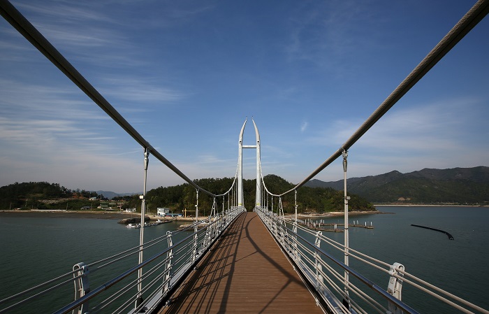 Chulleong Dari, or "shaky bridge," connects Gaudo Island with the mainland. It can only be crossed on foot, not by motor vehicle. 