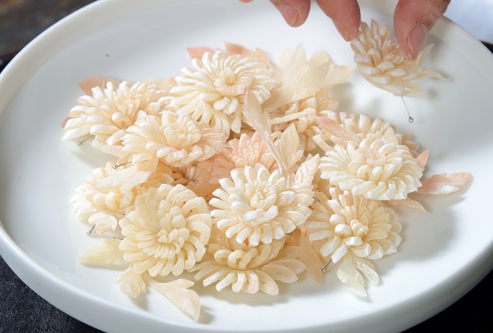 Dried cuttlefish is cut and crafted like a flower.