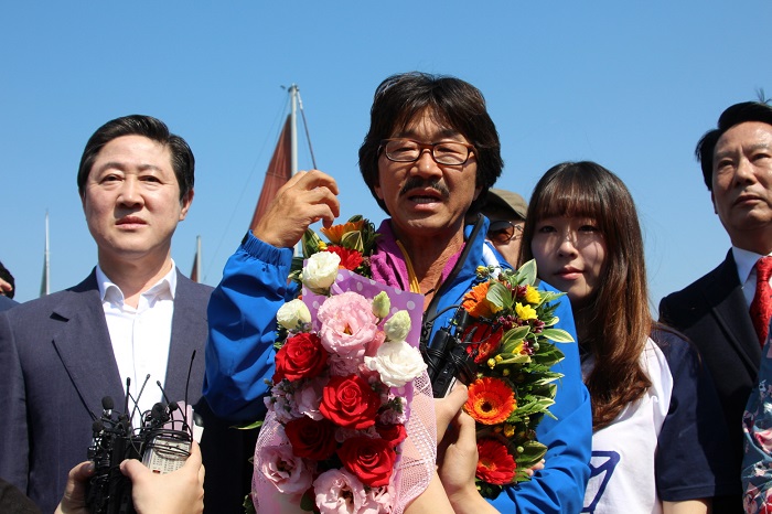 Sailor Kim Seung-jin shares his story upon arrival. He said, 'It's a grand fortune for us to be born on this beautiful planet Earth.' 