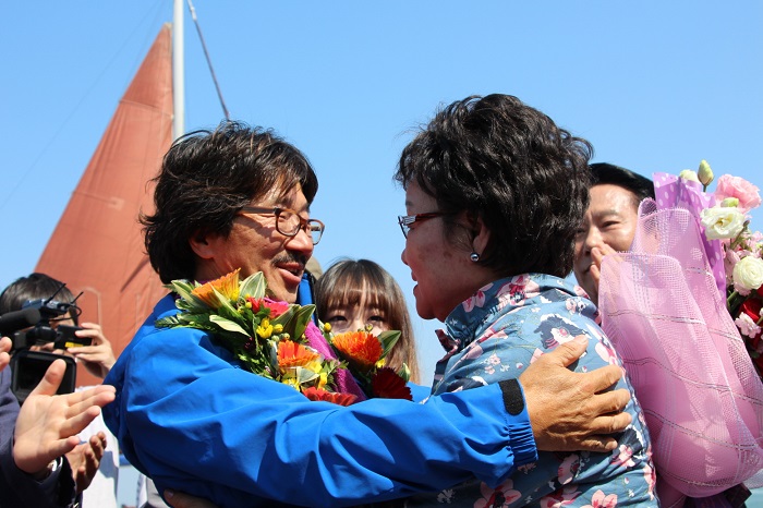 After 210 days of sailing, Kim arrives at Waemokhang Port in Dangjin. He celebrates his safe return with his mother.